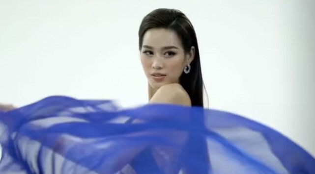  
Đỗ Thị Hà thu hút người xem trong từng động tác tung tà váy. (Ảnh: Instagram doha.hhvn)