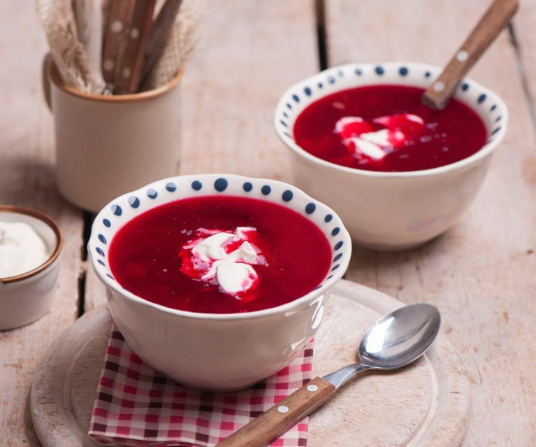 
Màu đỏ rực rỡ của món súp sẽ giúp bữa ăn thêm sinh động. 