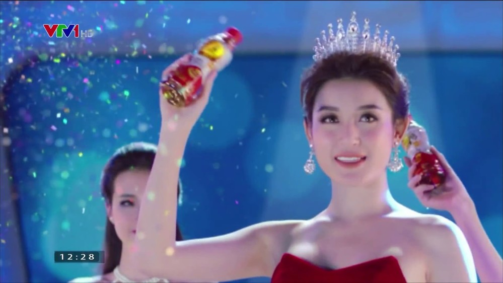 Hình ảnh Á hậu Huyền My quảng cáo cho một nhãn hàng nước giải khát trong một đêm thi của Hoa hậu Việt Nam 2014. 
