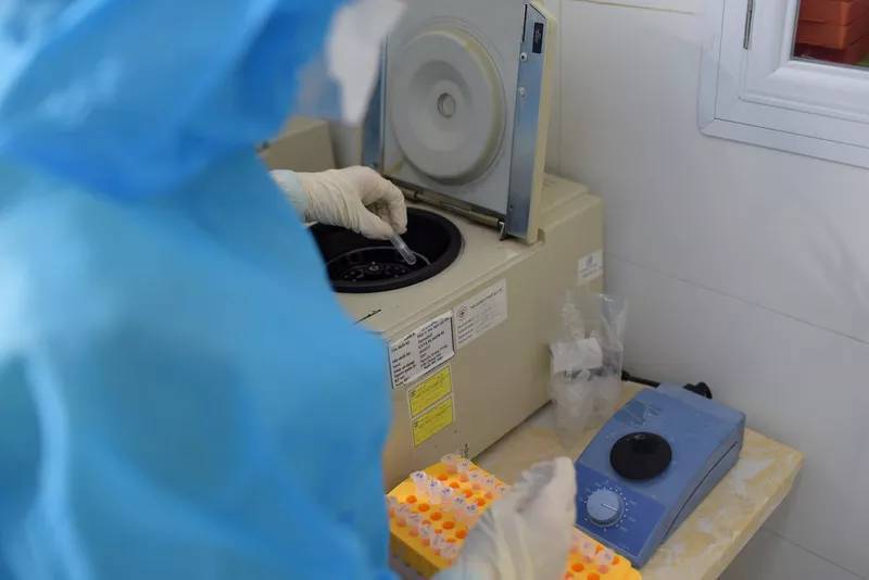  Nhân viên y tế tiến hành giải trình tự gen các mẫu bệnh phẩm. (Ảnh: VTV News)