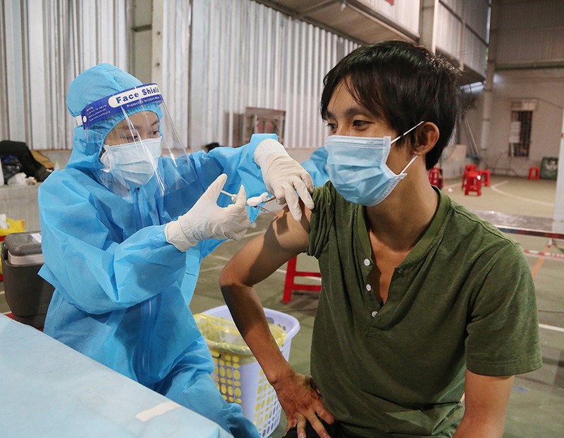  Việt Nam hiện vẫn đang áp dụng phương pháp tiêm chủng vaccine ngừa Covid-19. (Ảnh: Pháp luật TP.HCM)