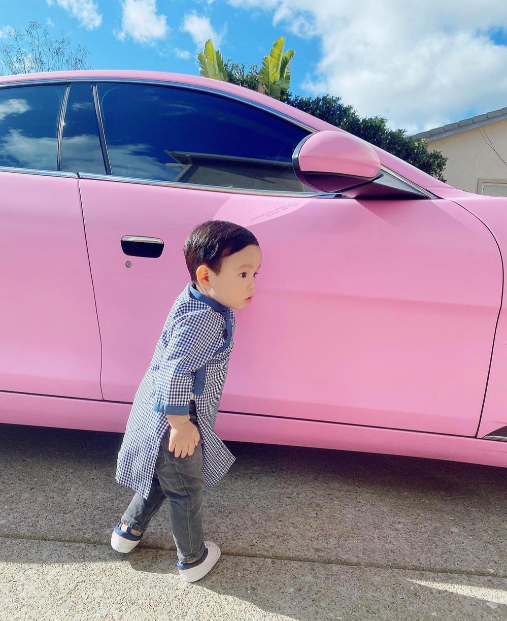  
Cậu bé bên chiếc siêu xe hồng của mẹ. (Ảnh: IG maximusm1223)