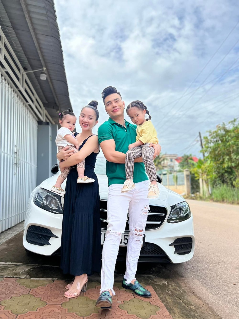  
Vợ chồng Lê Dương Bảo Lâm hạnh phúc bên các con. (Ảnh: Facebook Quỳnh Quỳnh)