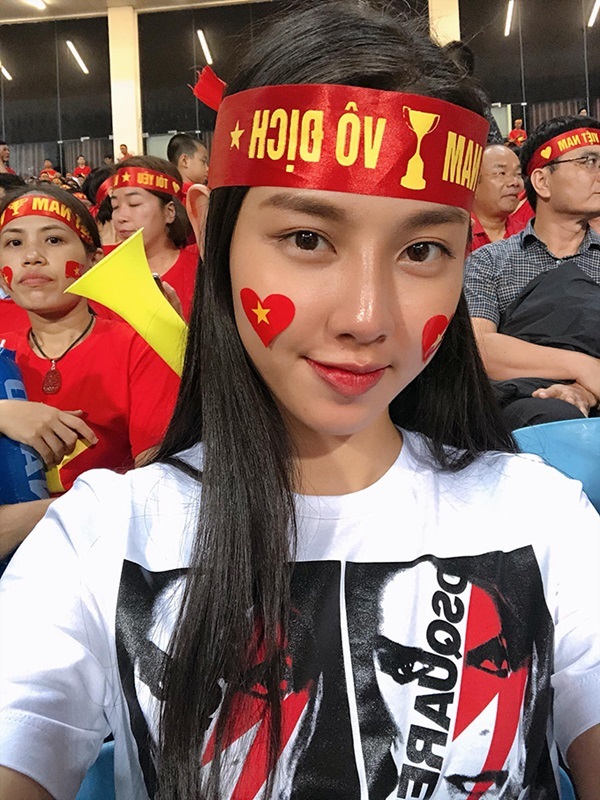  
Nàng hậu vui mừng khi được trực tiếp cổ vũ cho đội tuyển Việt Nam. (Ảnh: Facebook Nguyễn Thúc Thùy Tiên)