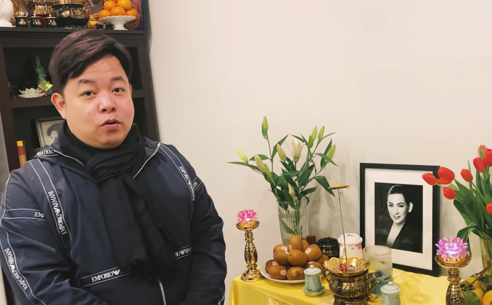  
Quang Lê còn đến nhà riêng của Phi Nhung để thắp hương cho đàn chị. (Ảnh: Chụp từ YouTube Huy Family) - Tin sao Viet - Tin tuc sao Viet - Scandal sao Viet - Tin tuc cua Sao - Tin cua Sao