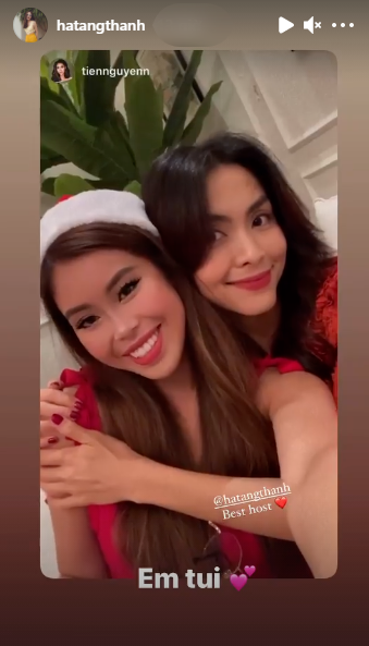 
Giáng sinh năm ngoái hai chị em đọ sắc cùng nhau khiến netizen trầm trồ với nhan sắc của cả hai. (Ảnh: chụp màn hình Instagram hathanhtang)
