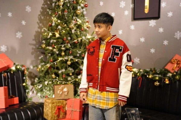  
Ca khúc mới là món quà của Ricky Star dành tặng cho người hâm mộ trong lễ Giáng Sinh.