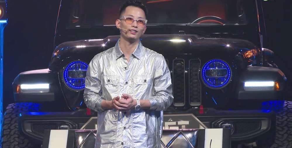  
Nam rapper bảnh bao trong phần thi tài quan trọng với trang phục lấy ý tưởng từ giấy bạc trong nấu ăn. (Ảnh: Chụp màn hình)