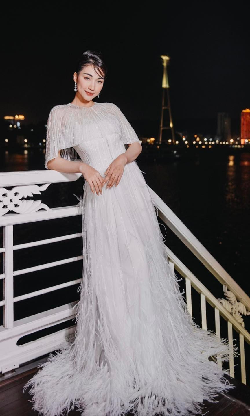 
Trên trang cá nhân, Hòa Minzy chia sẻ hình ảnh thả dáng trong đầm lông vũ khi tham dự một sự kiện mới đây. (Ảnh: Hòa Minzy)