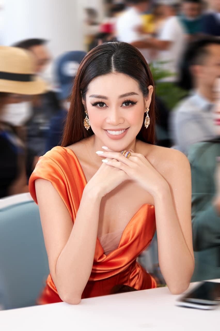  
Hoa hậu Khánh Vân cũng chiếm trọn cảm tình của khán giả bởi nụ cười rạng rỡ, thiện cảm khi góp mặt tại một sự kiện. (Ảnh: FB Nguyễn Trần Khánh Vân)