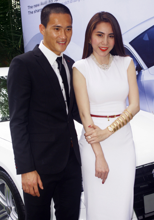   
Thủy Tiên đeo đồng hồ tiền tỷ độc đáo khi dự sự kiện cùng chồng. (Ảnh: ngoisao.net)