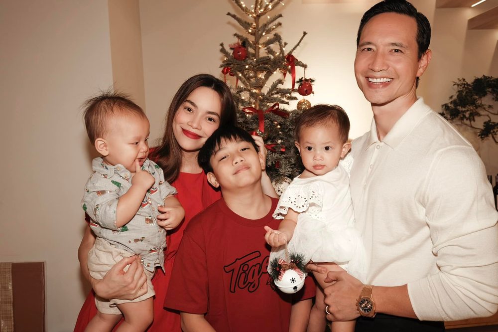  
Gia đình nhà Hồ Ngọc Hà - Kim Lý chọn thời trang đỏ - trắng vào dịp lễ Giáng sinh. (Ảnh: Instagram hongocha)
