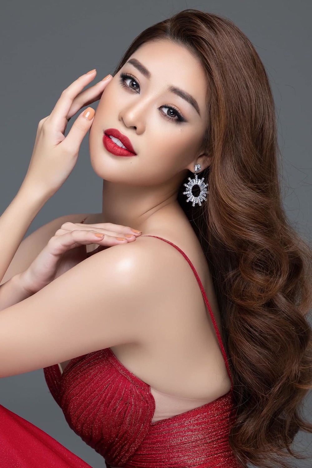  
Hoa hậu Khánh Vân khoe đường nét gương mặt cực cuốn hút với môi son đỏ. (Ảnh: FB Nguyễn Trần Khánh Vân)