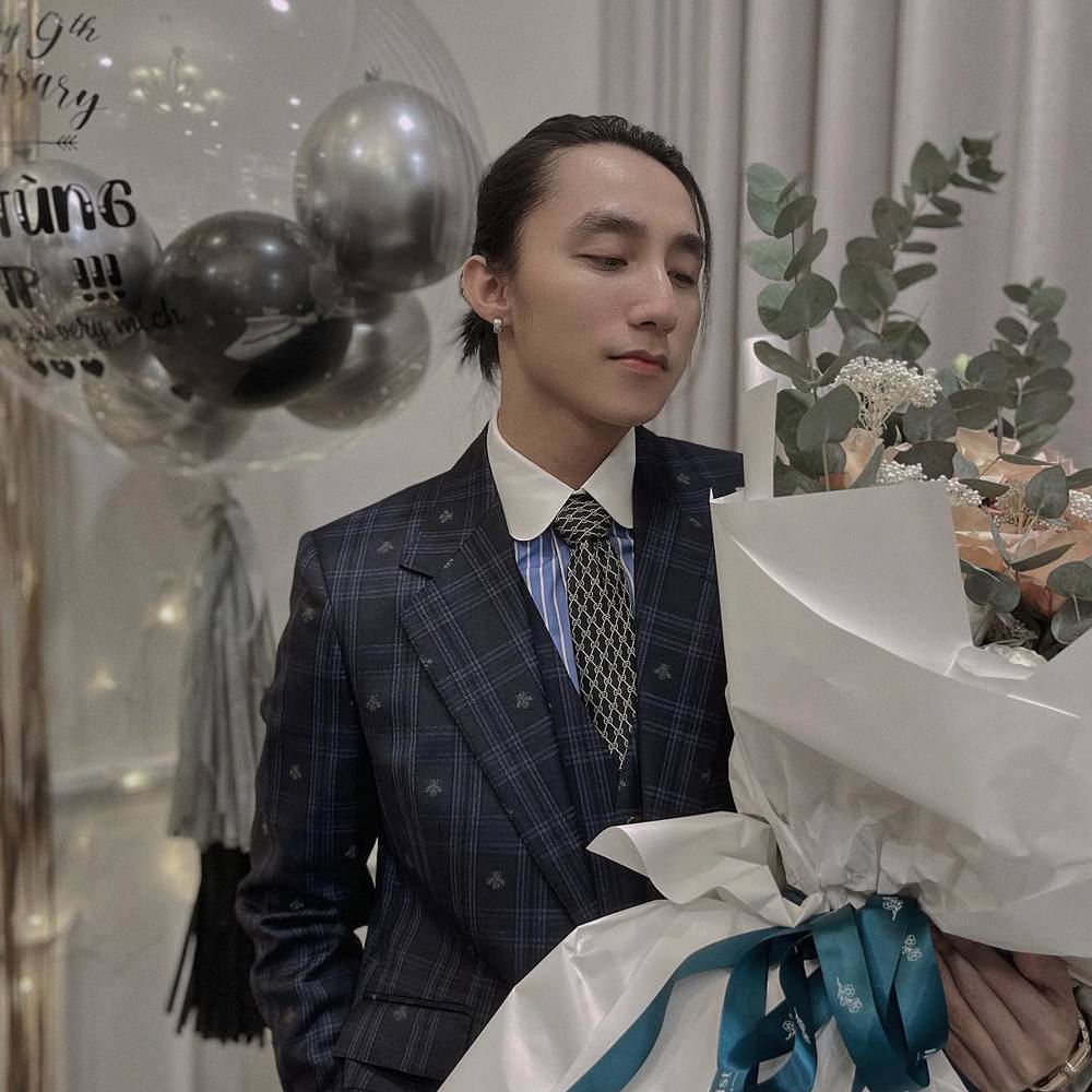  
Trong tiệc sinh nhật công ty hồi tháng 10, Sơn Tùng cũng được khen ngợi rất nhiều bởi sự chỉn chu của mình. (Ảnh: FB M-TP)