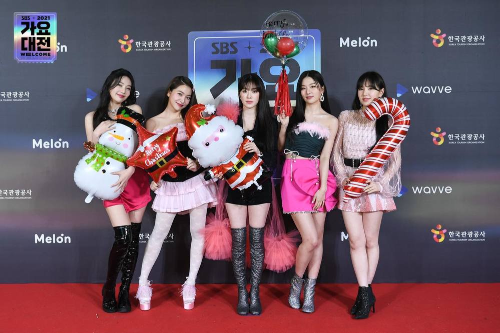  
Red Velvet khiến dân tình có chút lạ lẫm vì lối trang điểm. (Ảnh: SBS)
