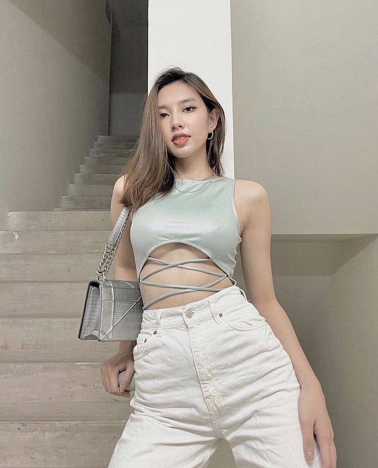  Thùy Tiên nổi bật nhờ mix quần jean sáng màu đơn giản với áo ôm sát đan dây giúp khoe eo thon gọn. (Ảnh: Instagram tienng12)