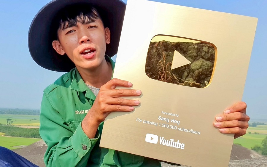  
Nam YouTube nhận được nút vàng từ YouTube. (Ảnh: Chụp màn hình video YouTube Sang Vlog)