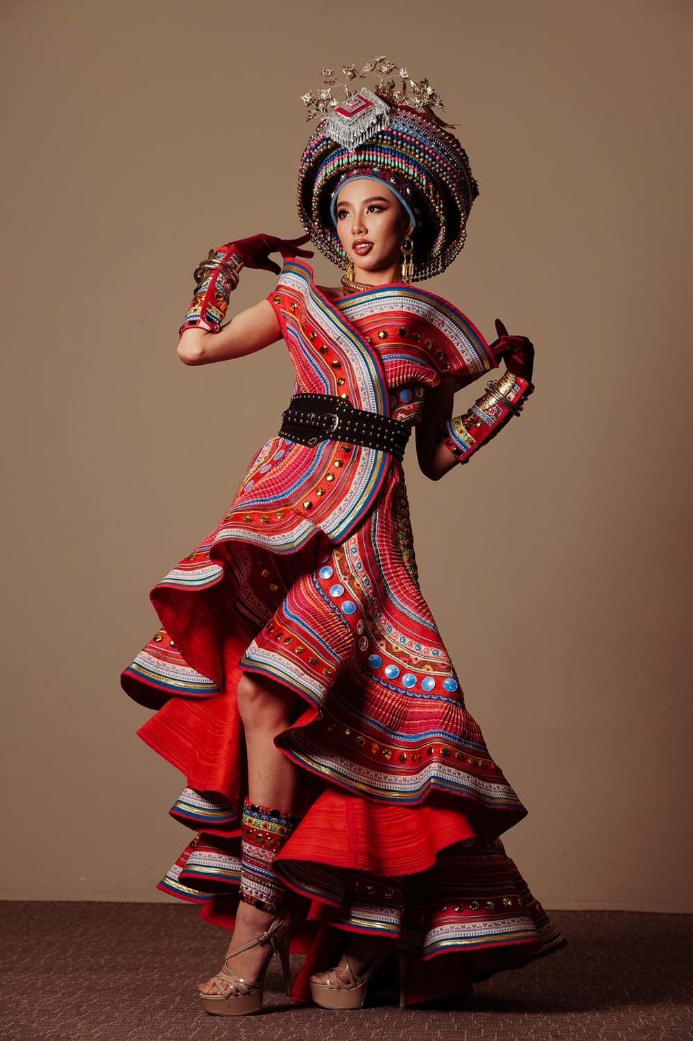  
Thùy Tiên diện trang phục dân tộc Thái Lan cực xinh đẹp. (Ảnh: Facebook Miss Grand International)