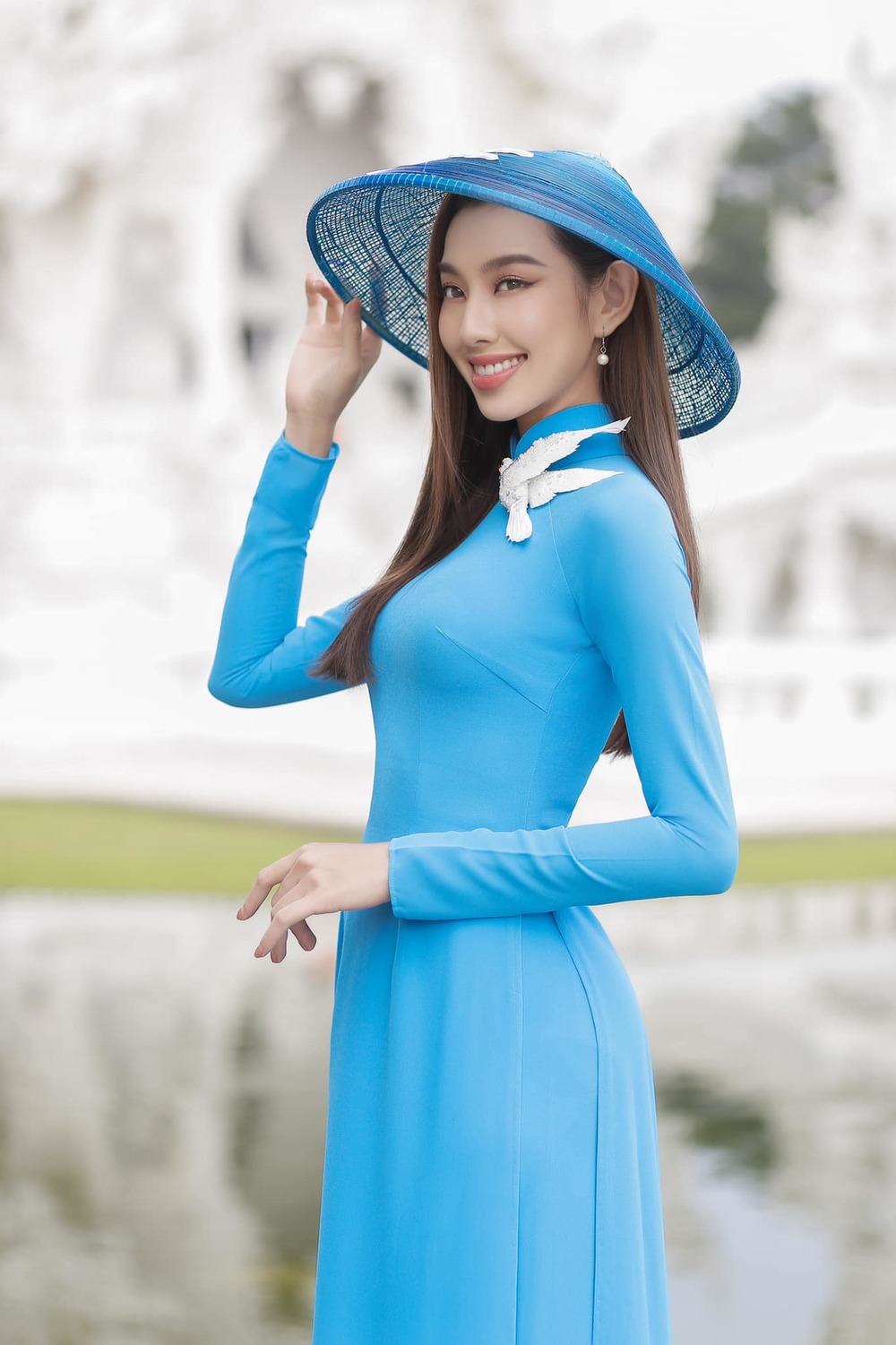  
Đi kèm với bộ áo dài chính là nón lá, một hình ảnh quen thuộc đại diện cho biểu tượng văn hóa của người Việt Nam.  - Tin sao Viet - Tin tuc sao Viet - Scandal sao Viet - Tin tuc cua Sao - Tin cua Sao