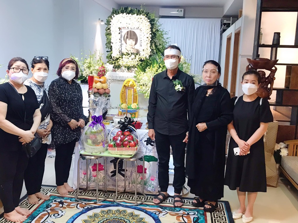  
Các nghệ sĩ cải lương có mặt trong lễ tang của NSƯT Thanh Kim Huệ. - Tin sao Viet - Tin tuc sao Viet - Scandal sao Viet - Tin tuc cua Sao - Tin cua Sao