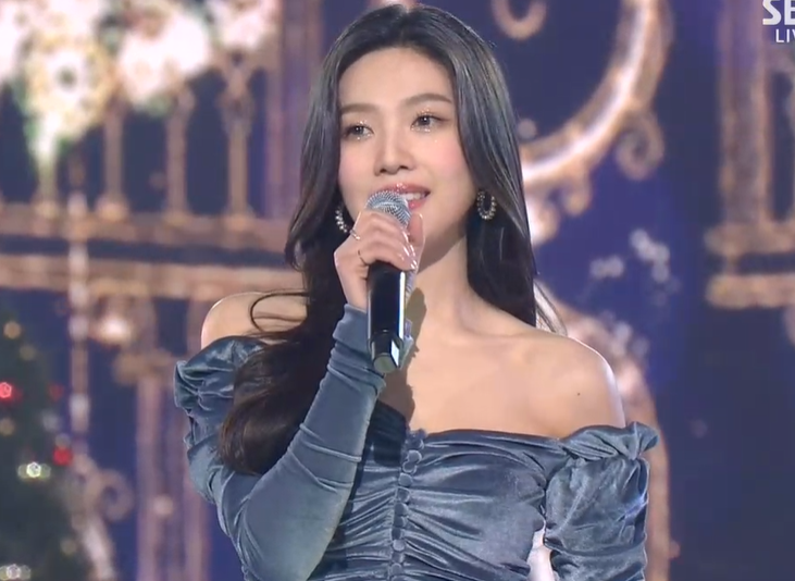  
Joy xinh như tiên nữ trên sân khấu. (Ảnh: Chụp màn hình SBS Gayo Daejun 2021)