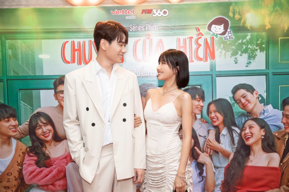  
Trần Nhậm và Trịnh Thảo tình tứ tại họp báo ra mắt phim.