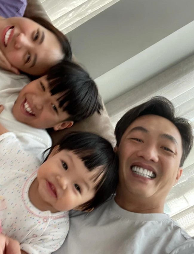  
Bức ảnh gia đình Cường Đô La do bé Suchin là người cầm máy để selfie. (Ảnh: Facebook Đàm Thu Trang)