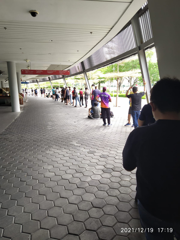  
Hàng dài người ở Singapore xếp hàng chờ mua vé xem bán kết AFF Cup. (Ảnh: Tuổi Trẻ)