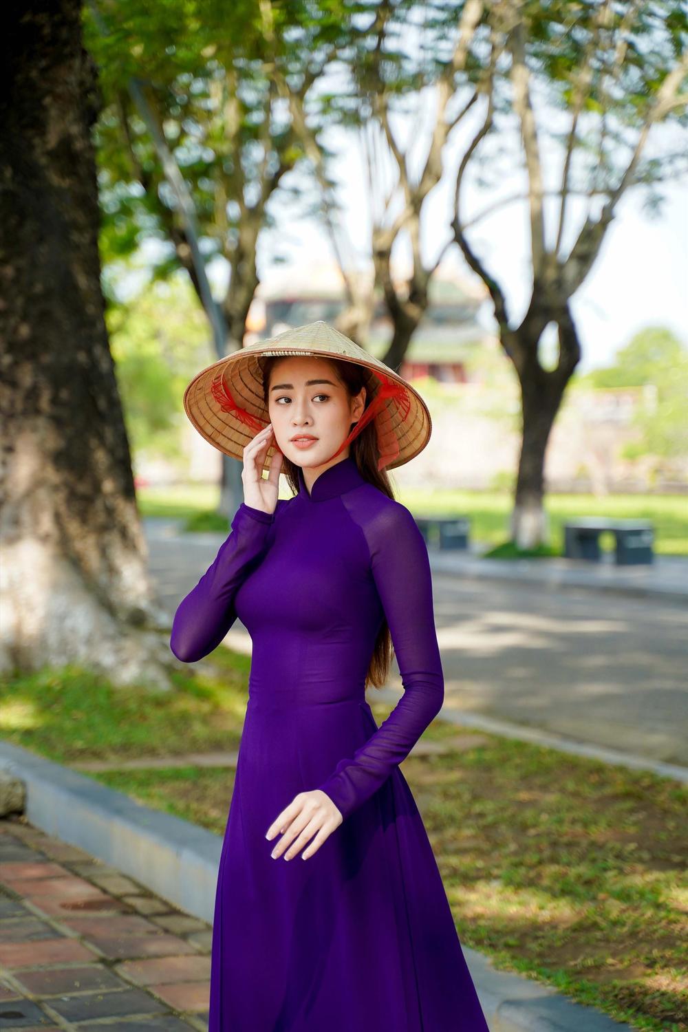  
Khánh Vân vô cùng nữ tính đúng với tinh thần đặc trưng của tà Áo dài Việt Nam. (Ảnh: FB Nguyễn Trần Khánh Vân)