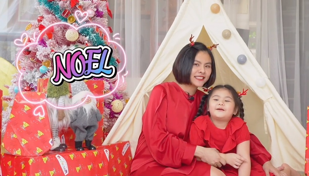  
Vân Trang và con gái Nì diện đồ đỏ rực đón Giáng sinh. (Ảnh: Facebook Vân Trang)