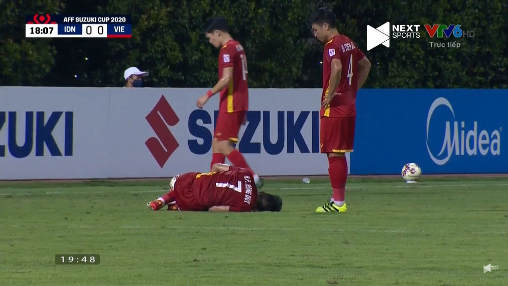 Hồng Duy bị đau sau pha va chạm với Asnawi. (Ảnh chụp màn hình: YouTube Next Sport)