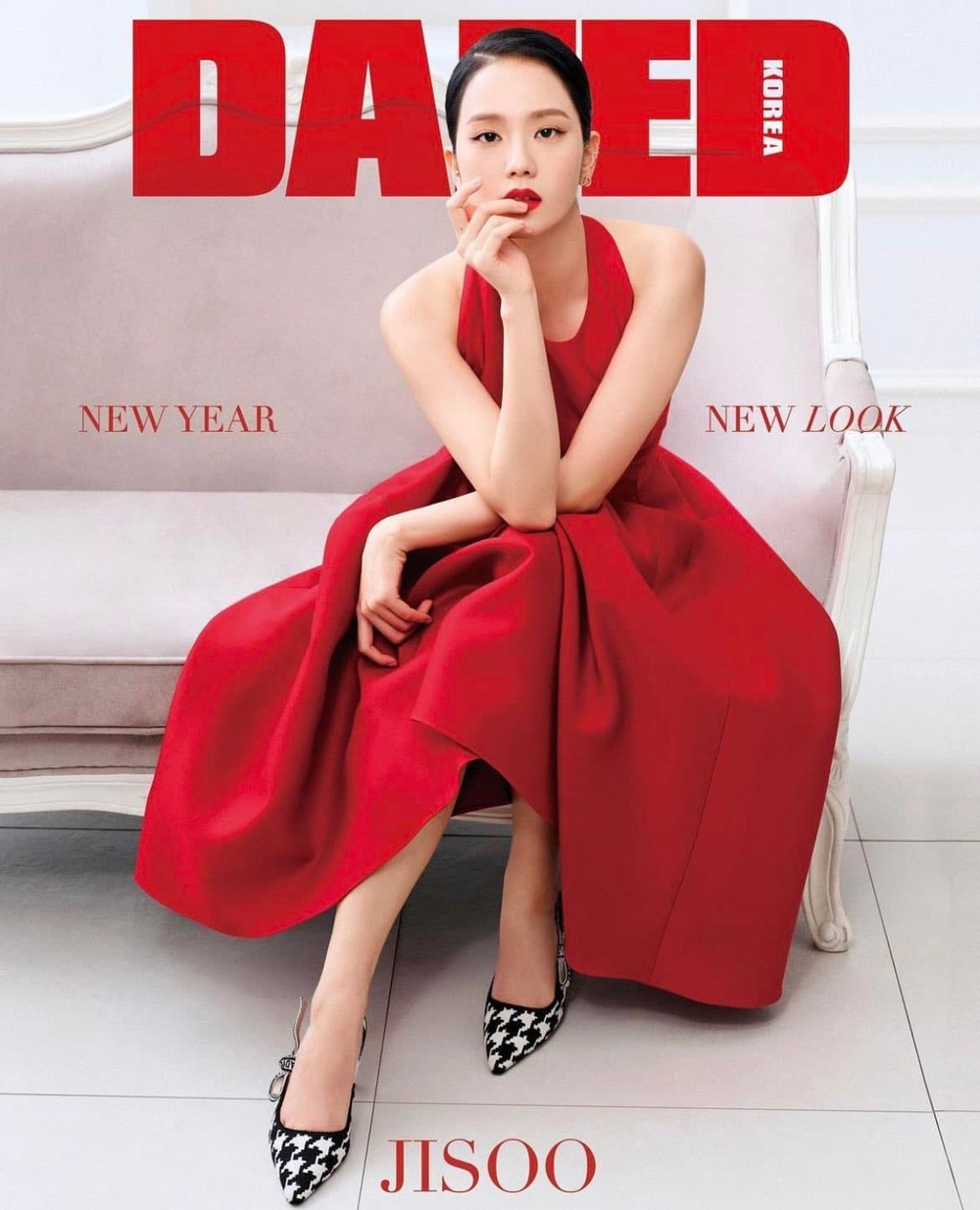  
Jisoo cực "cháy" trên bìa tạp chí Dazed số khai niên 2022. (Ảnh: Dazed)