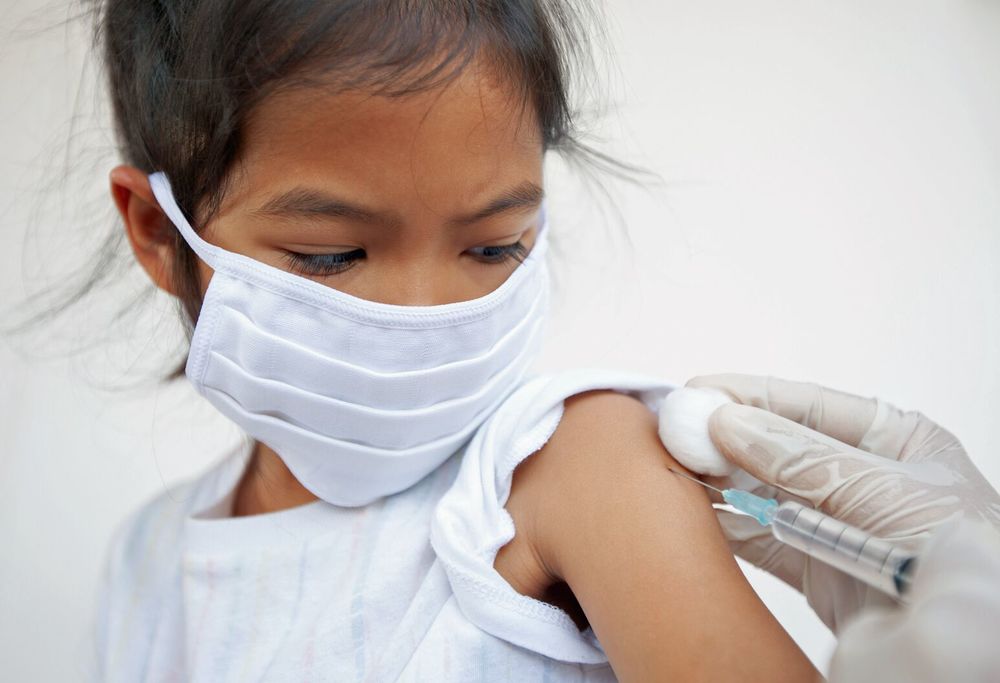  
Việc tiêm vaccine cho trẻ từ 5 tuổi luôn phải cẩn trọng. (Ảnh: Reuters)