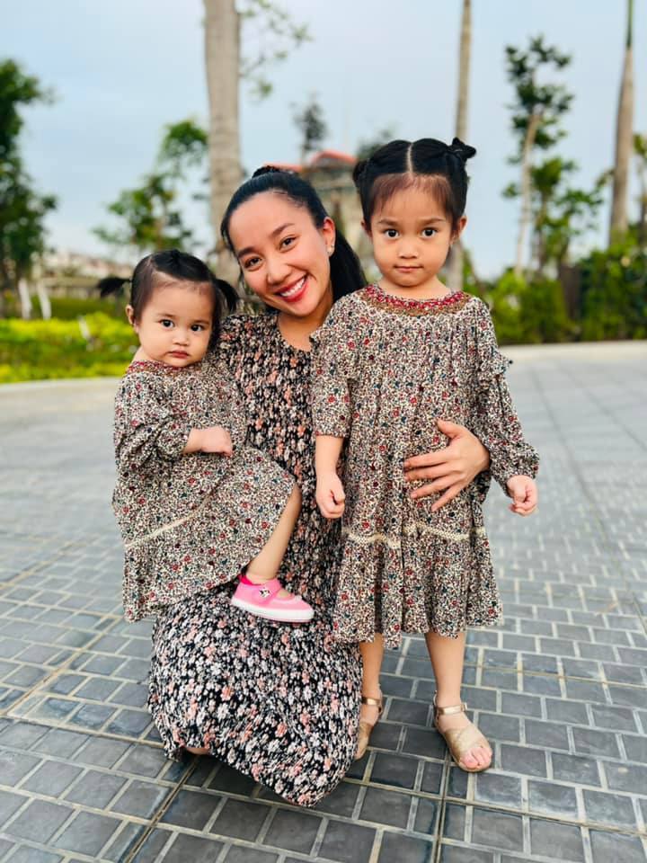  
Bà xã Lê Dương Bảo Lâm bên bộ đôi thiên thần nhỏ. (Ảnh: Facebook Quỳnh Quỳnh)