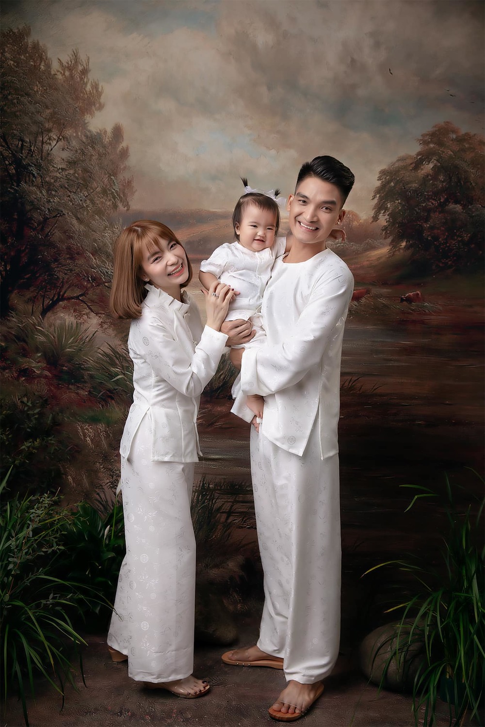  
Bộ ảnh gia đình vô cùng đáng yêu trong áo bà ba. (Ảnh: FBNV) - Tin sao Viet - Tin tuc sao Viet - Scandal sao Viet - Tin tuc cua Sao - Tin cua Sao