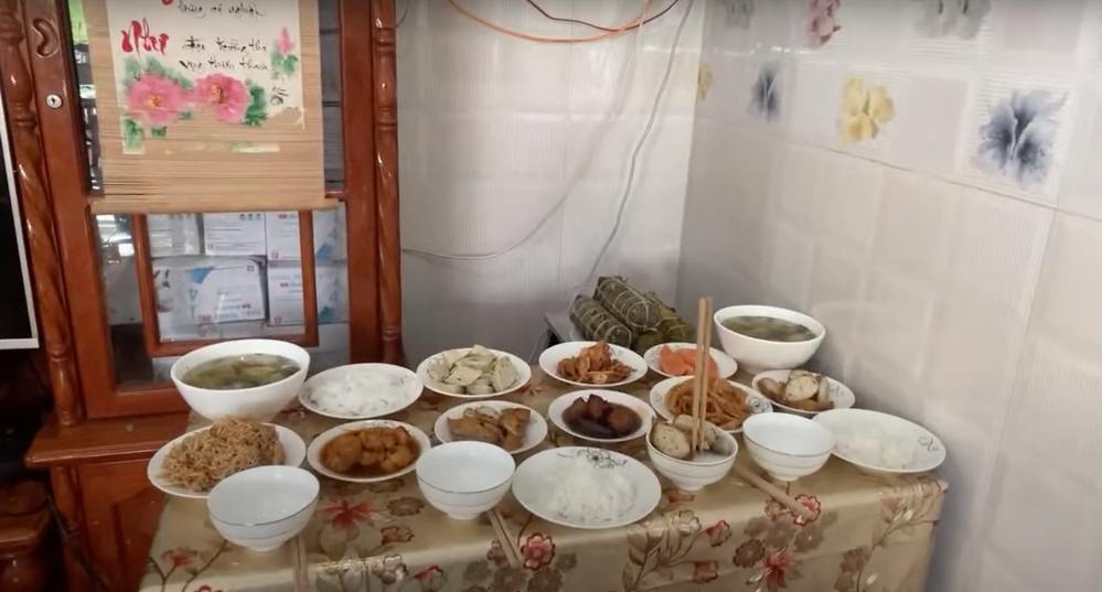  
Mâm lễ được chuẩn bị rất nhiều món ăn. (Ảnh: YouTube Linh Lan) - Tin sao Viet - Tin tuc sao Viet - Scandal sao Viet - Tin tuc cua Sao - Tin cua Sao