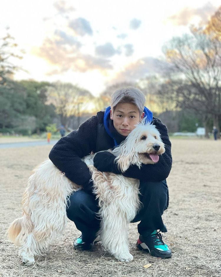  
Ngoài đời, anh có cuộc sống giản dị và cực kì thương yêu động vật. (Ảnh: Instagram Kota Miura)