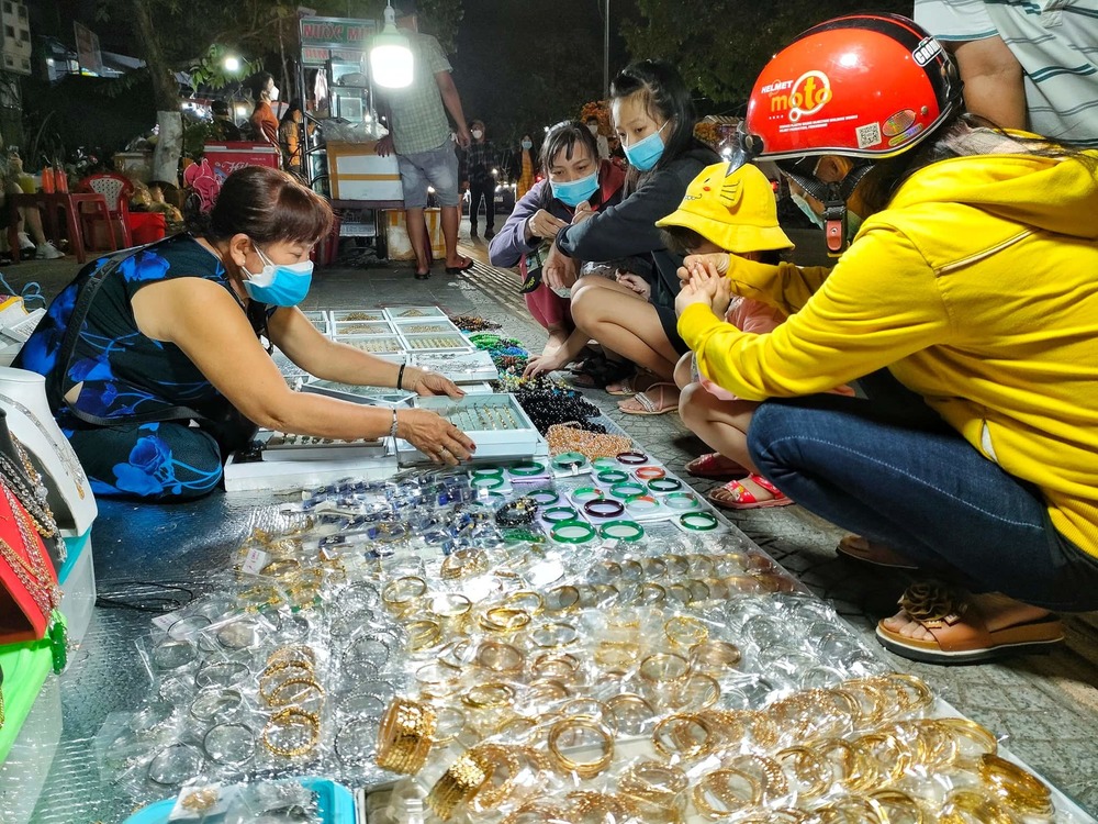 Vàng xi giả Trung Quốc bày bán đường phố dịp Tết chứa chất gây ung thư