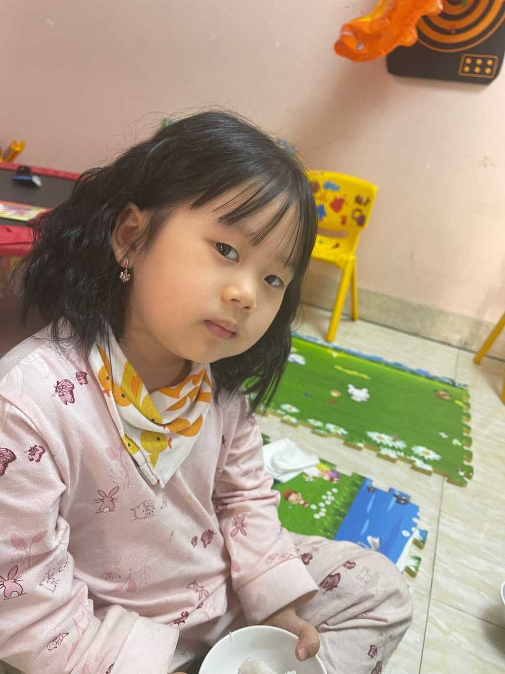  
Còn nhỏ nhưng cô bé đã nói thạo tiếng Anh và tiếng Việt. (Ảnh: FB AlexD Music Insight)