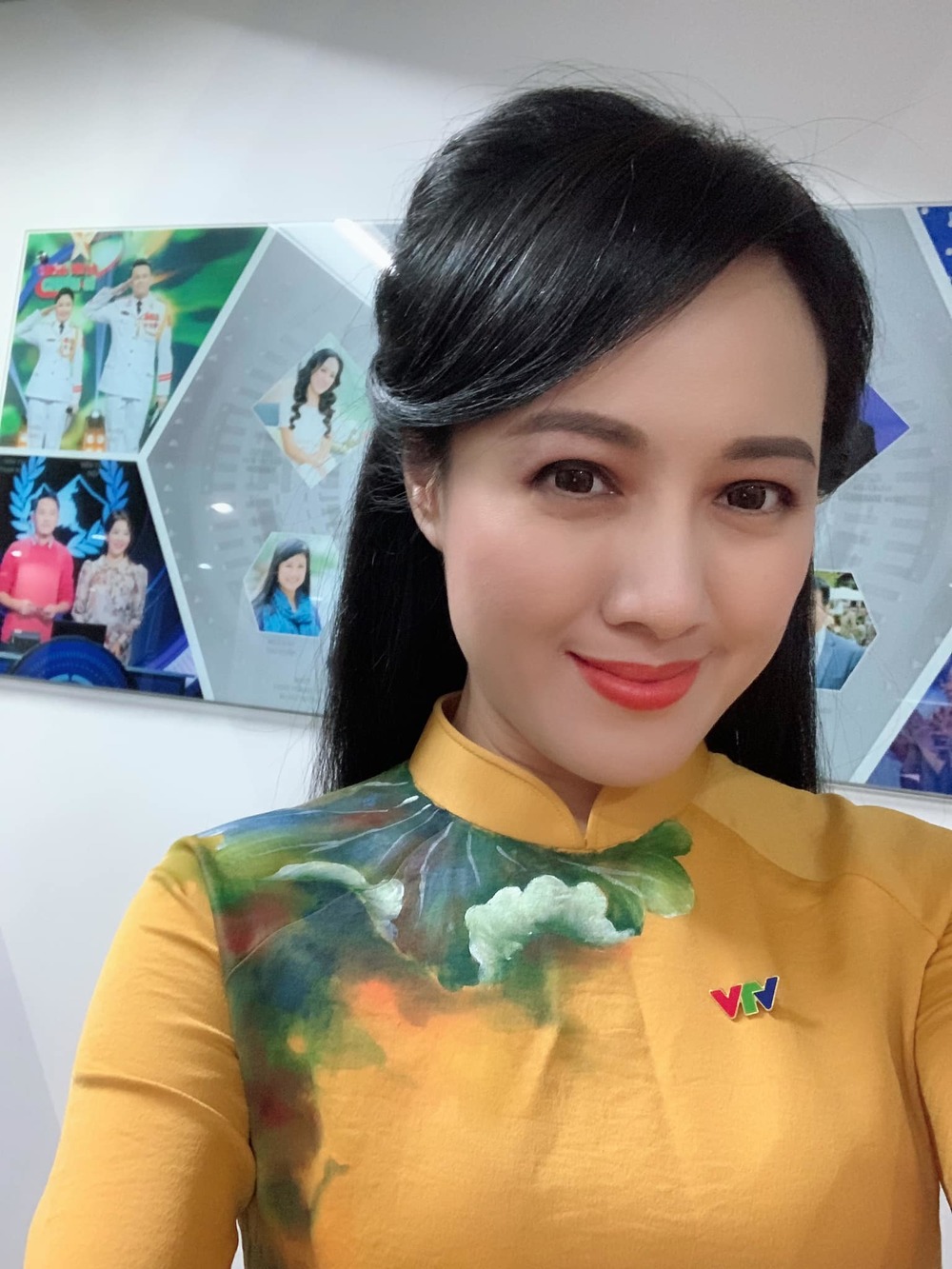  
Cận cảnh nhan sắc "không tuổi" của nữ BTV Đài truyền hình Việt Nam. (Ảnh: FB Nguyen Hoai Anh)