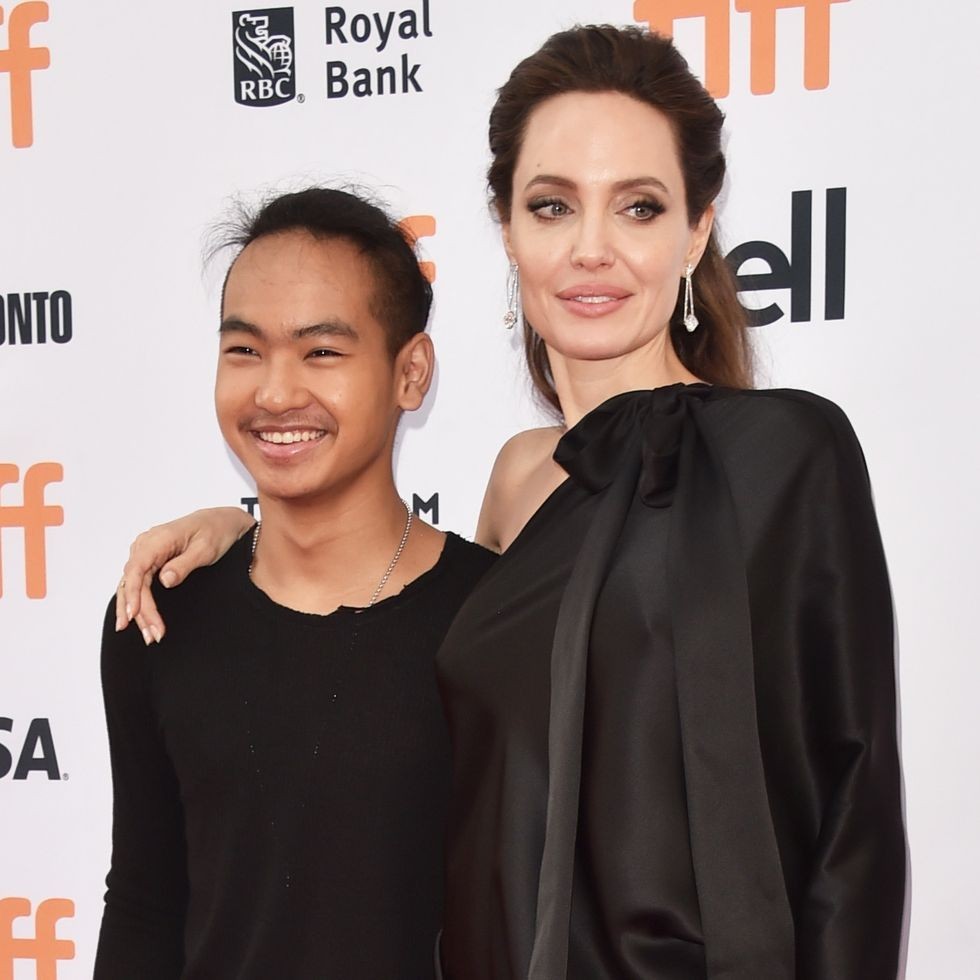  
Angelina Jolie bên cậu con trai nay đã lớn phổng phao. (Ảnh: Pinterest)