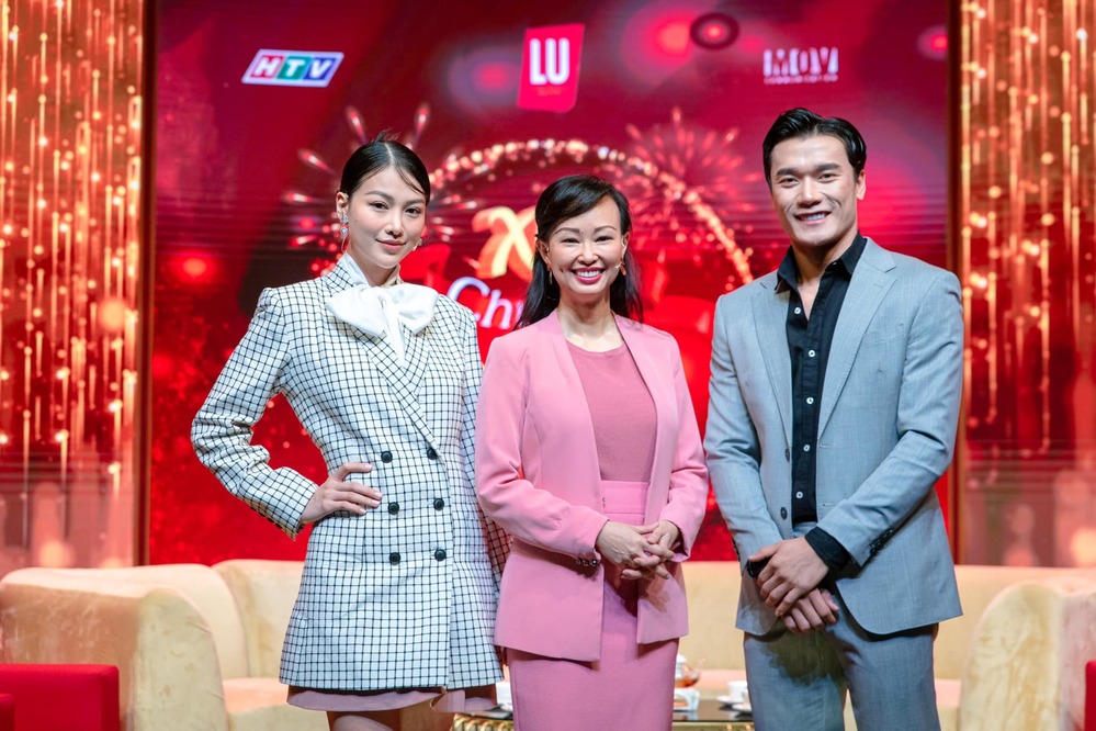  Chàng thủ môn xuất hiện cùng Hoa hậu Phương Khánh và Shark Linh trong một talkshow truyền hình. (Ảnh: FB Dũng Bùi Tiến)