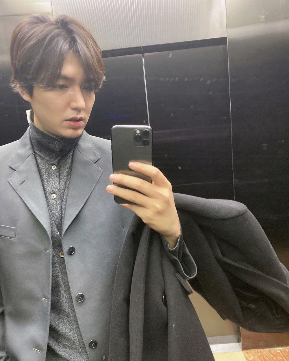  
Lee Min Ho lên đồ tham dự đám cưới đồng nghiệp. (Ảnh: Instagram @actorleeminho)