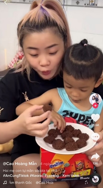  
Tiktoker Mẫn Cao hào hứng chia sẻ công thức làm món Truffle Chocolate cho con trai.