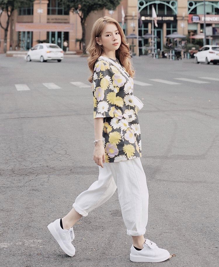  
Áo thun, quần jean phối sneaker được xem là những items yêu thích của người đẹp gốc Đà Nẵng. (Ảnh: Instagram djmie95)