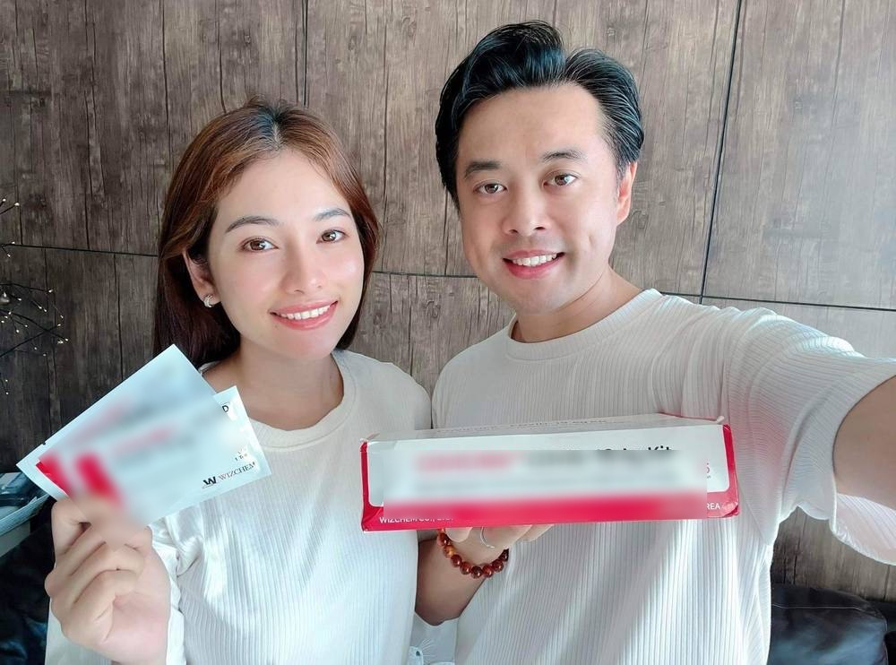 Nhạc sĩ Dương Khắc Linh cùng vợ Sara Lưu đã dành tặng cho Bộ Y tế 100.000 bộ kit test nhanh kháng nguyên Covid-19. - Tin sao Viet - Tin tuc sao Viet - Scandal sao Viet - Tin tuc cua Sao - Tin cua Sao