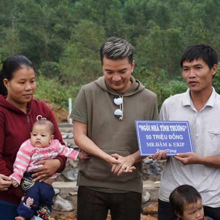  
Đàm Vĩnh Hưng từng rất sôi nổi trong các hoạt động từ thiện. (Ảnh: Tin Tức Quảng Bình) - Tin sao Viet - Tin tuc sao Viet - Scandal sao Viet - Tin tuc cua Sao - Tin cua Sao