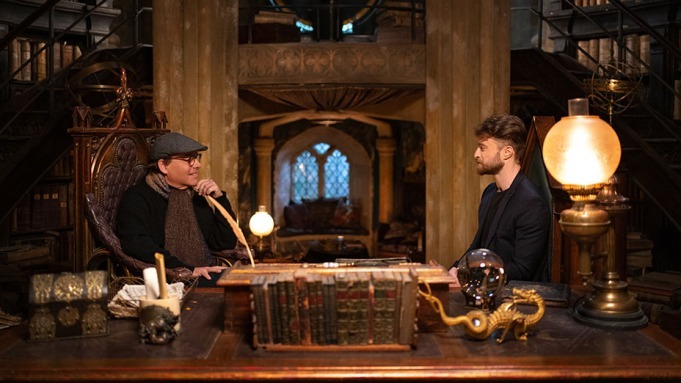  
Chris Columbus (đạo diễn phần 1 và 2) cùng Daniel chia sẻ về cơ duyên chọn anh làm Harry Potter. (Ảnh: HBO)