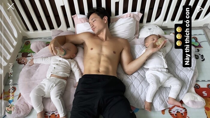  
Khoảnh khắc vất vả chăm con của Kim Lý. (Ảnh: Chụp màn hình Instagram @hongocha)
