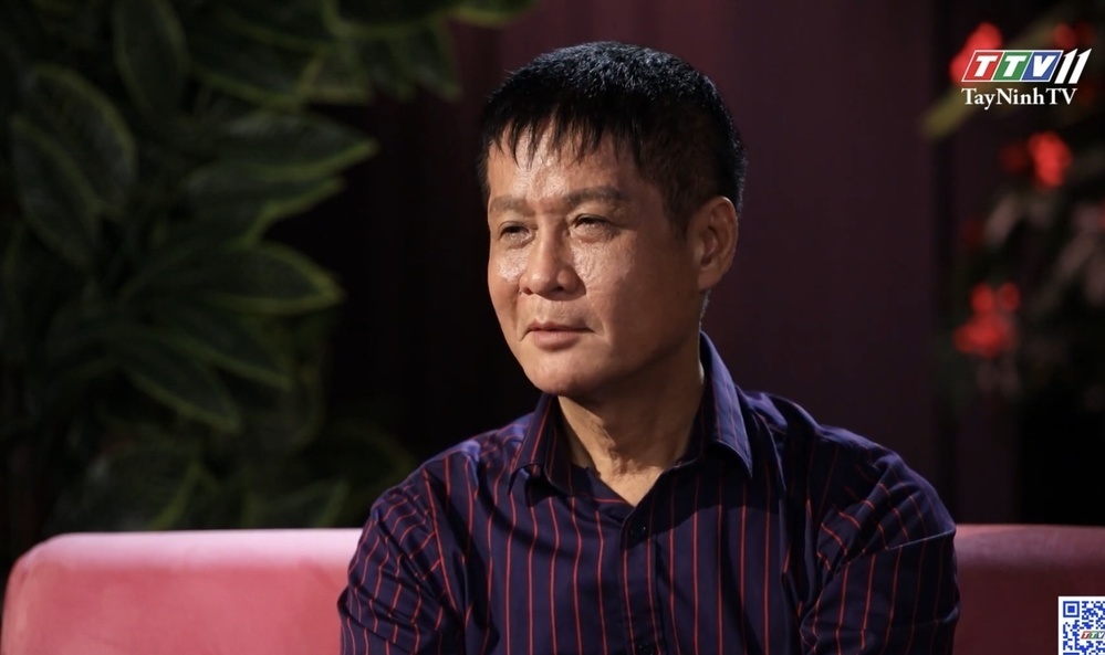  
Đạo diễn Lê Hoàng cho biết dù lên sóng truyền hình hay ngoài đời thực anh cũng là người rất thẳng thắn. (Ảnh: Tây Ninh TV)